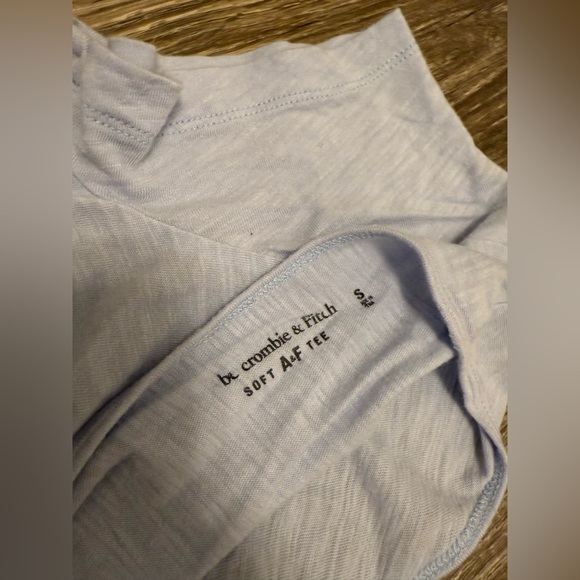 Abercrombie & Fitch Women’s Light Blue Twisted Back Cropped T Shirt Size S - Picture 2 of 3